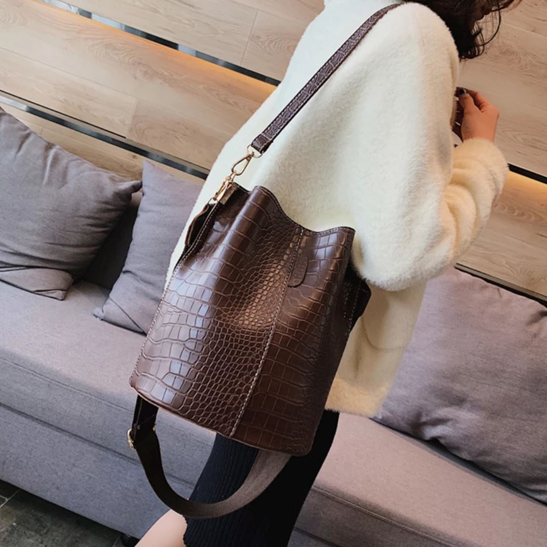 Bolsa Feminina de Couro Bia - Frete Grátis