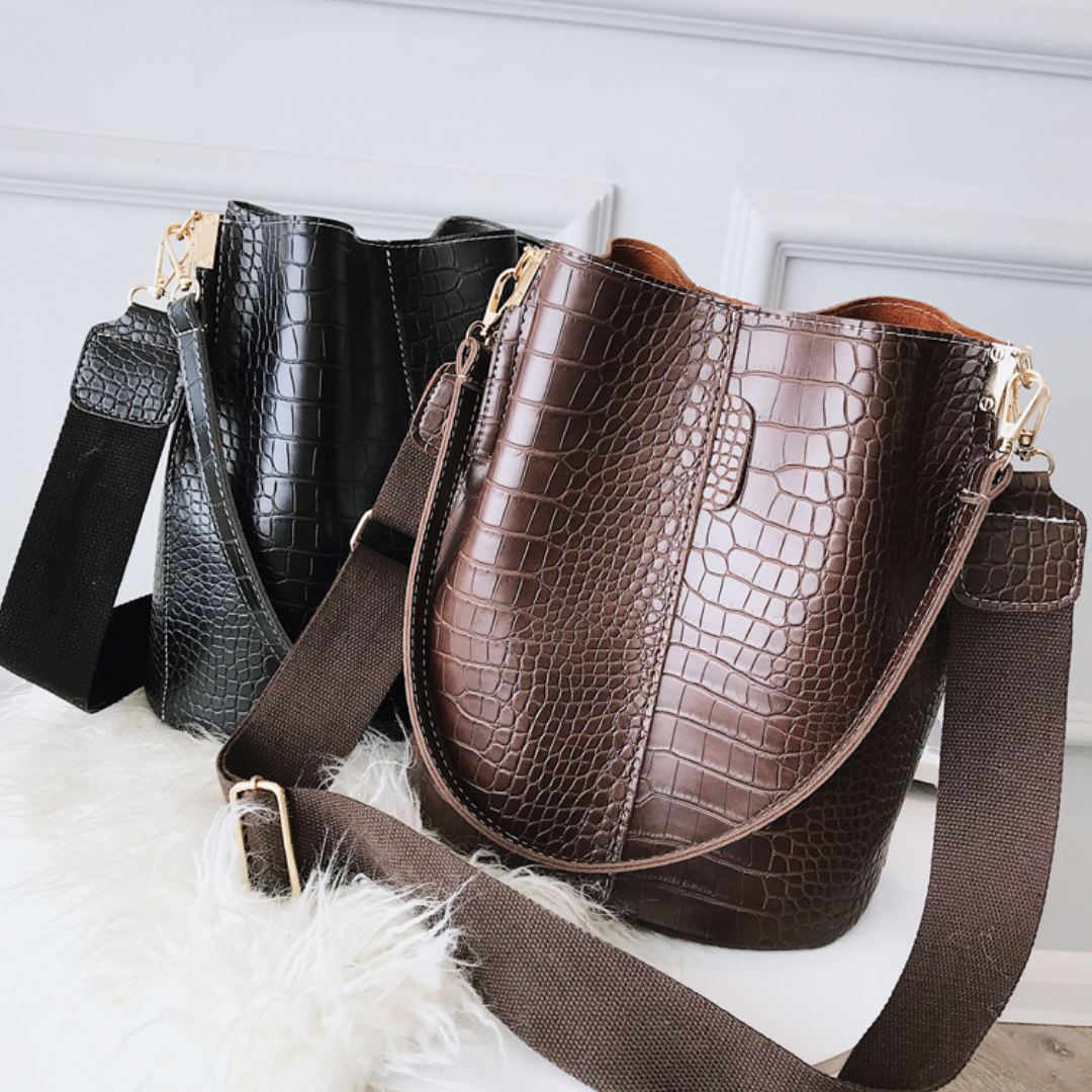 Bolsa Feminina de Couro Bia - Frete Grátis