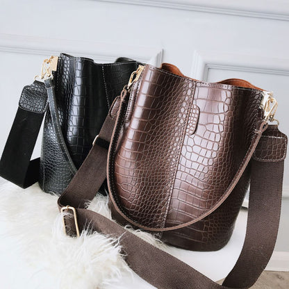 Bolsa Feminina de Couro Bia - Frete Grátis