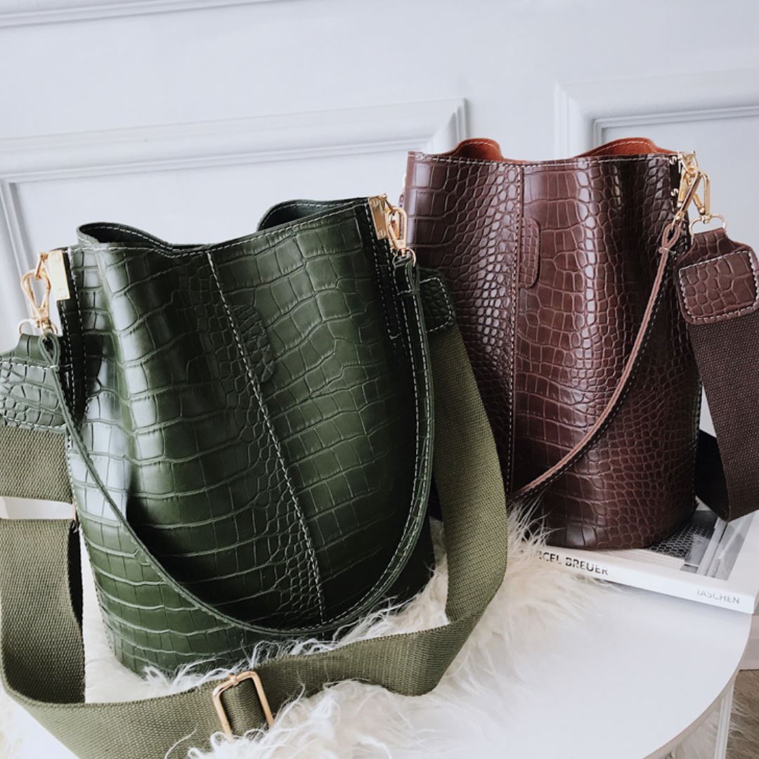 Bolsa Feminina de Couro Bia - Frete Grátis