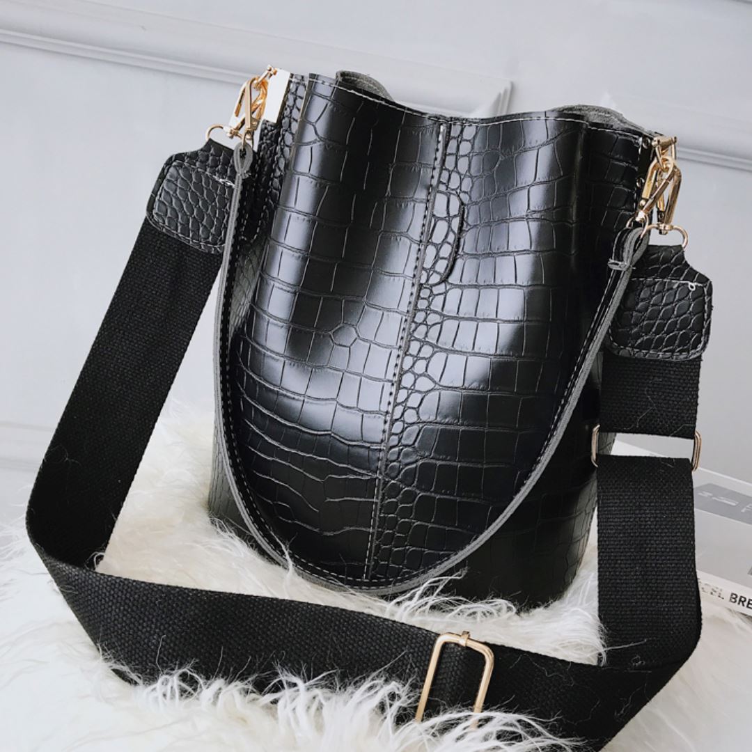 Bolsa Feminina de Couro Bia - Frete Grátis