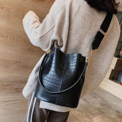 Bolsa Feminina de Couro Bia - Frete Grátis