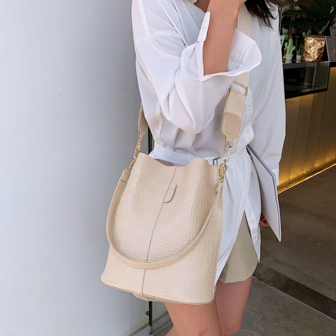 Bolsa Feminina de Couro Bia - Frete Grátis